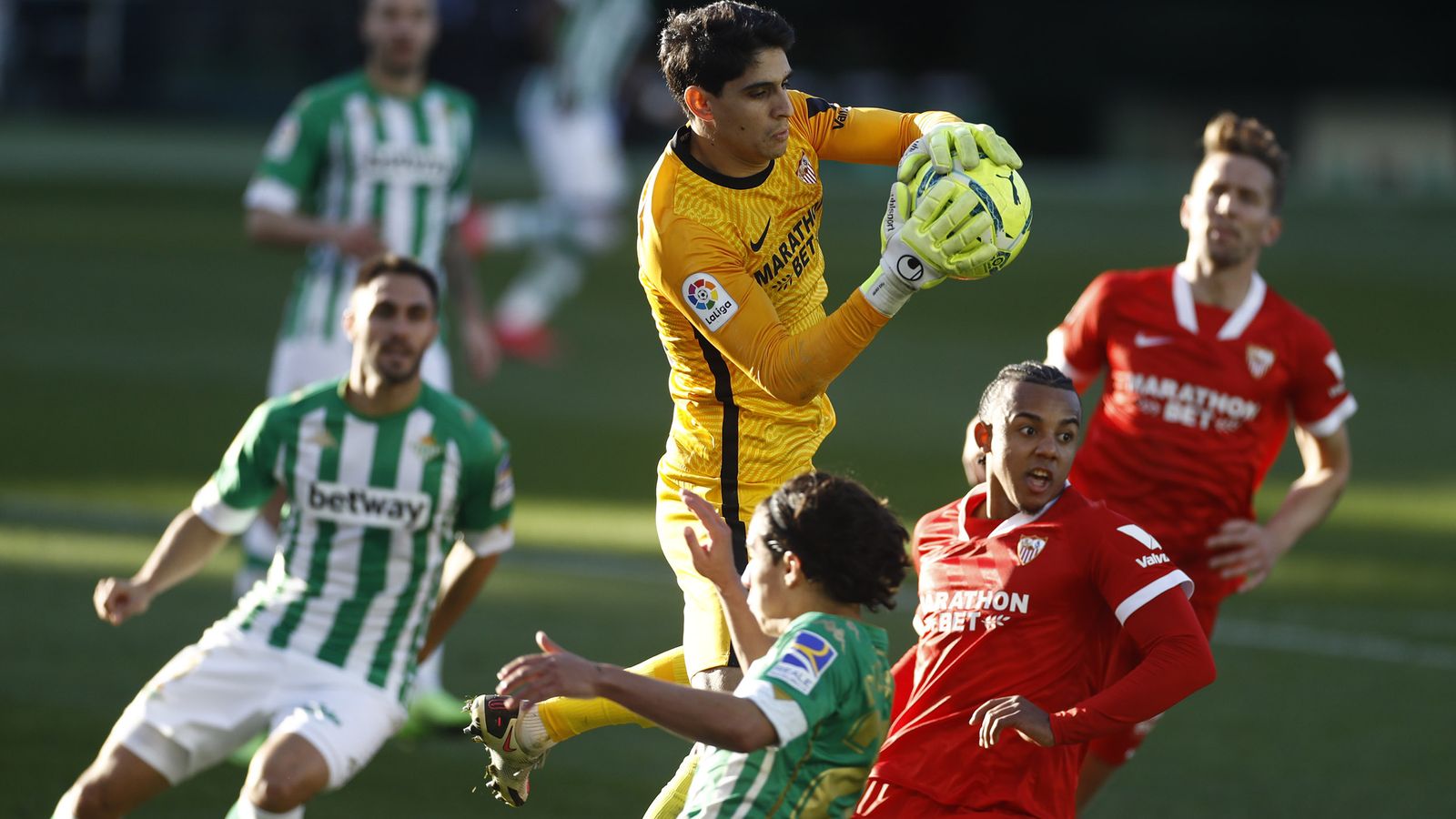 Bono sale con decisión en un centro bético.