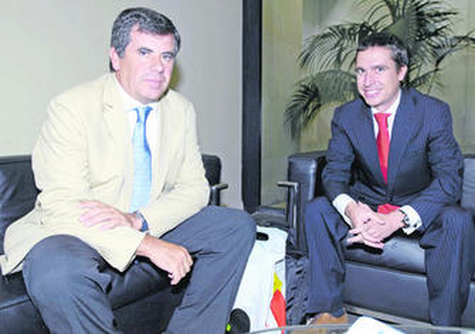 El director de Vodafone en Andalucía, Vicente Benítez, junto a Ibo Sanz, director de ADSL de Vodafone.