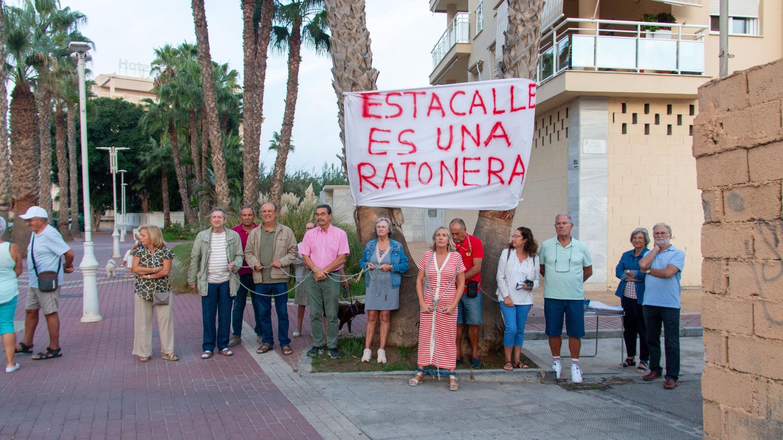 Varios vecinos se han encadenado para pedir soluciones