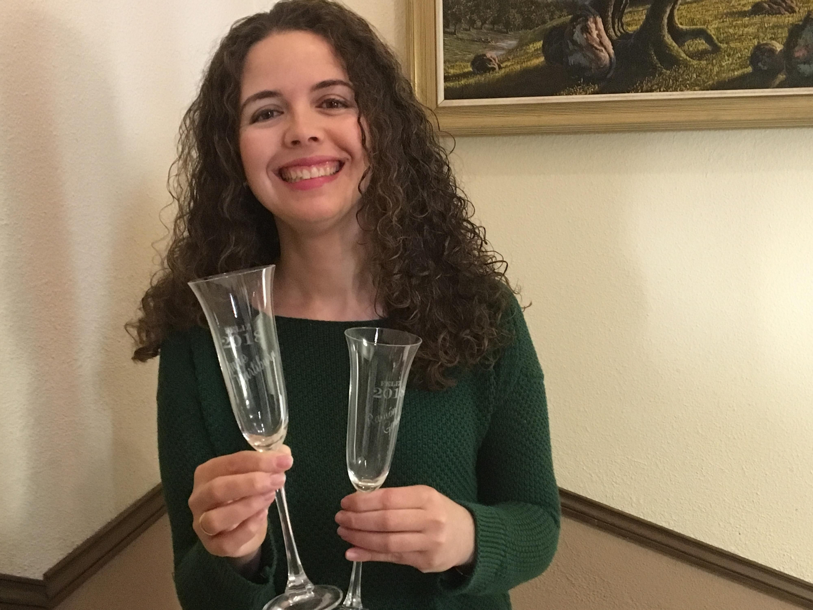 Alejandra Torres Curiá, con las copas grabadas que se usaron para recibir 2018.