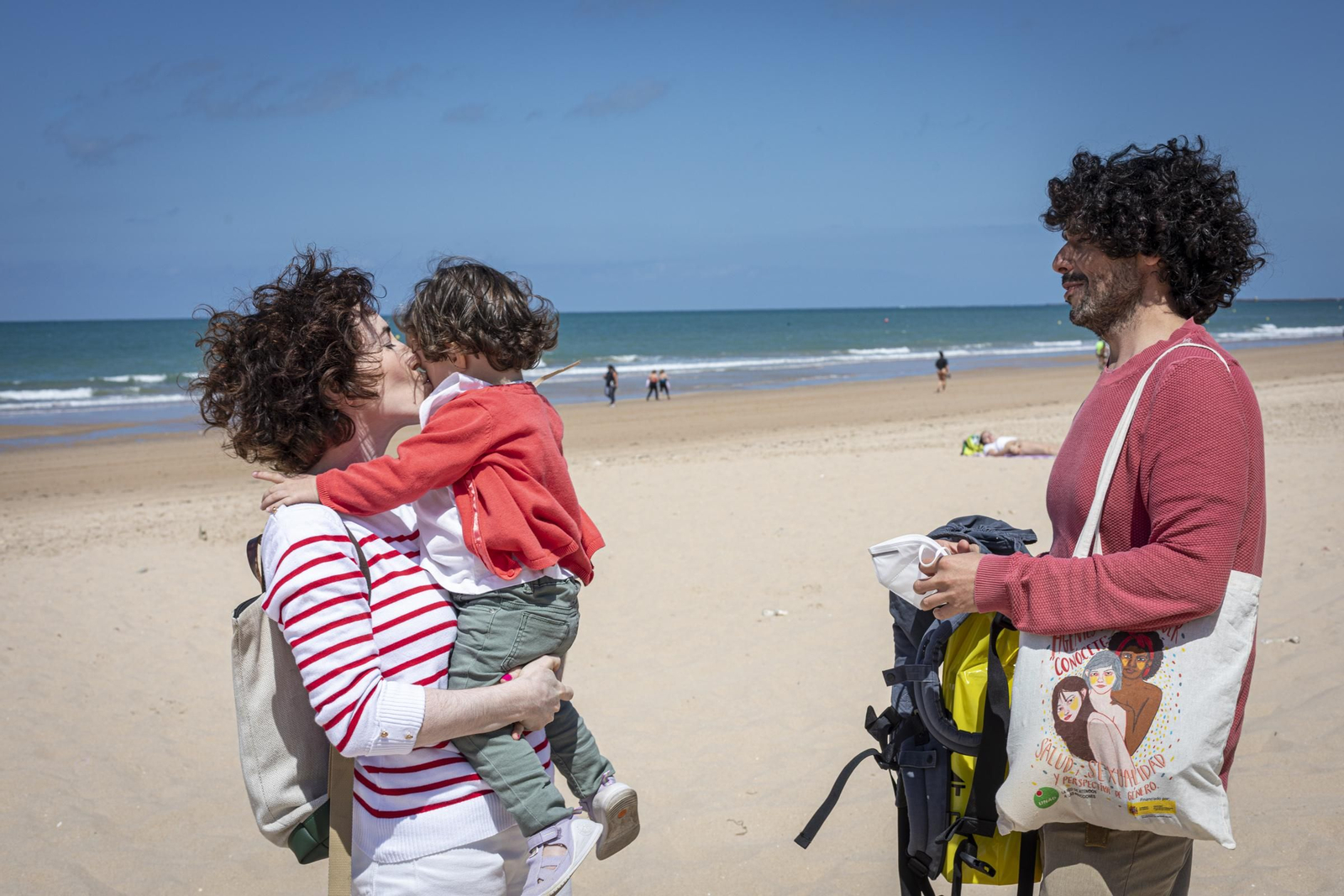 Marta y Fernando, vecinos de Sevilla, ayer en la playa de la Victoria con uno de sus dos hijos.