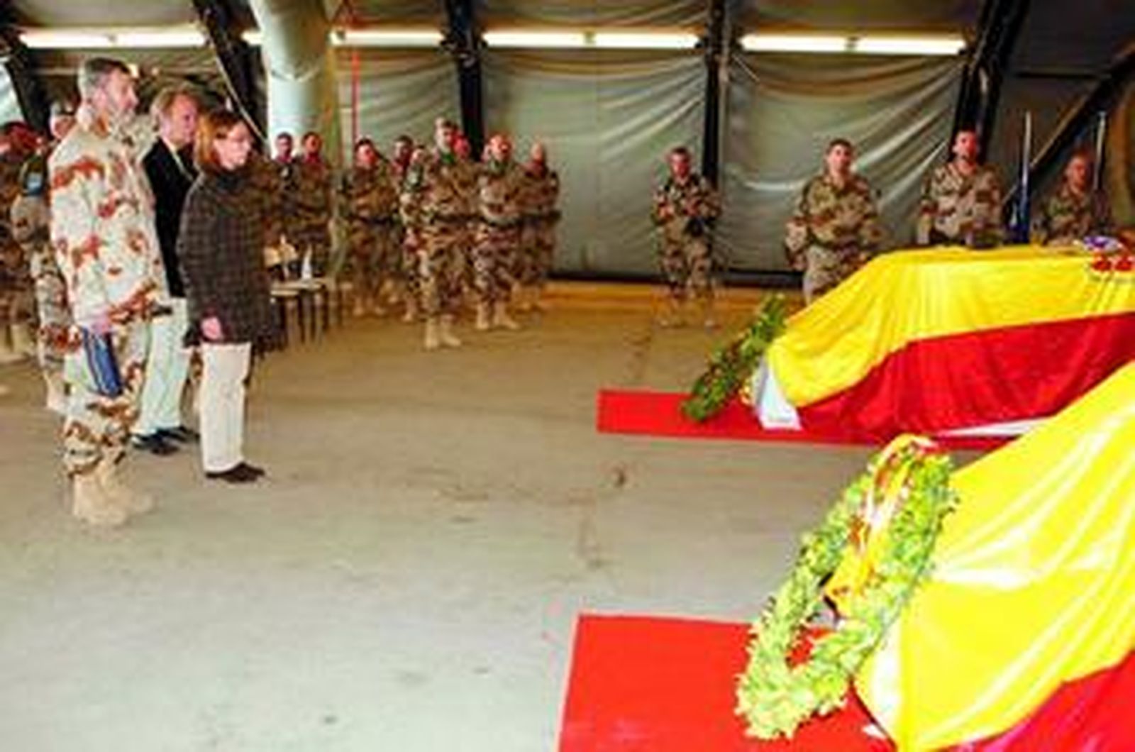 Chacón , el Jemad y el embajador en Afganistán, ayer ante los féretros de los dos soldados fallecidos en el ataque suicida del domingo.