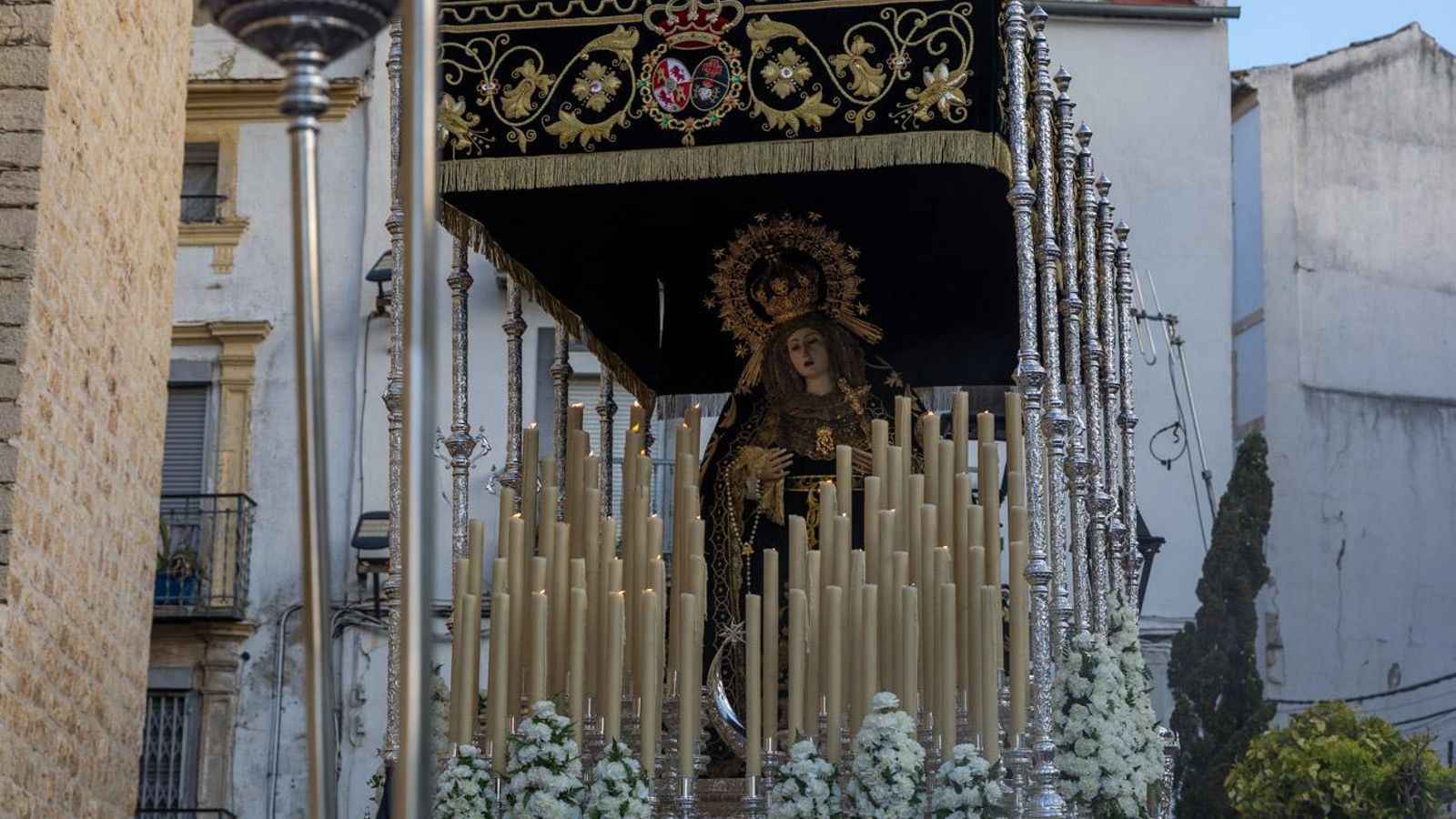 Luto y duelo en la noche del Viernes Santo, en imágenes