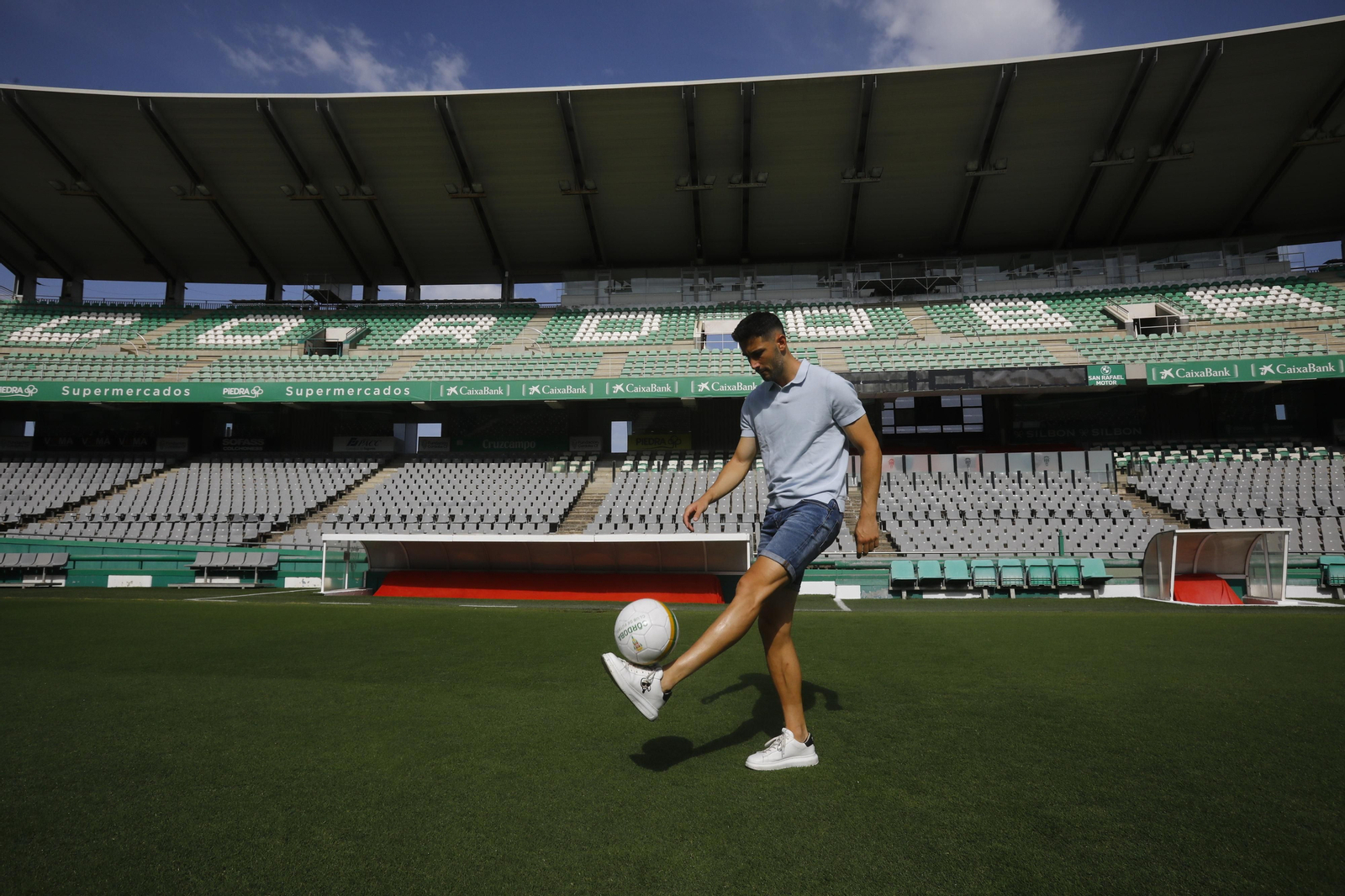 Las mejores fotos de la presentación de Carlos Albarrán con el Córdoba CF