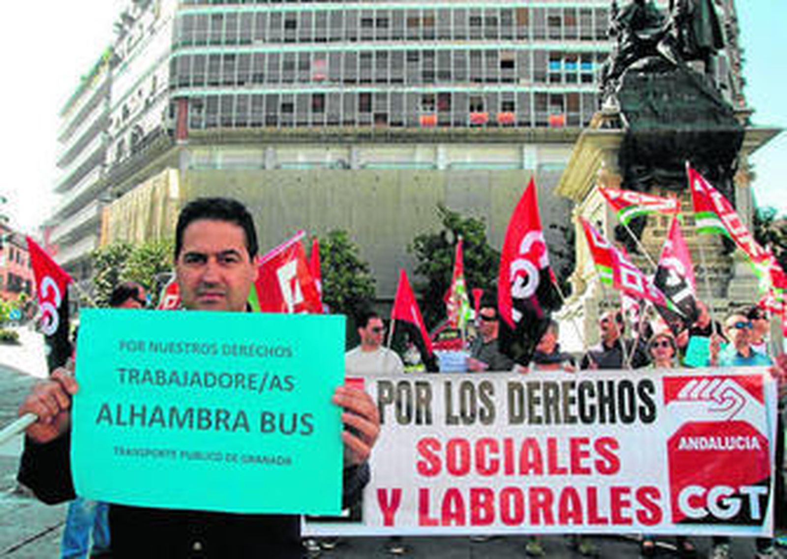 Los trabajadores de Alhambra Bus critican la falta de apoyo de Transportes Rober y del Ayuntamiento.