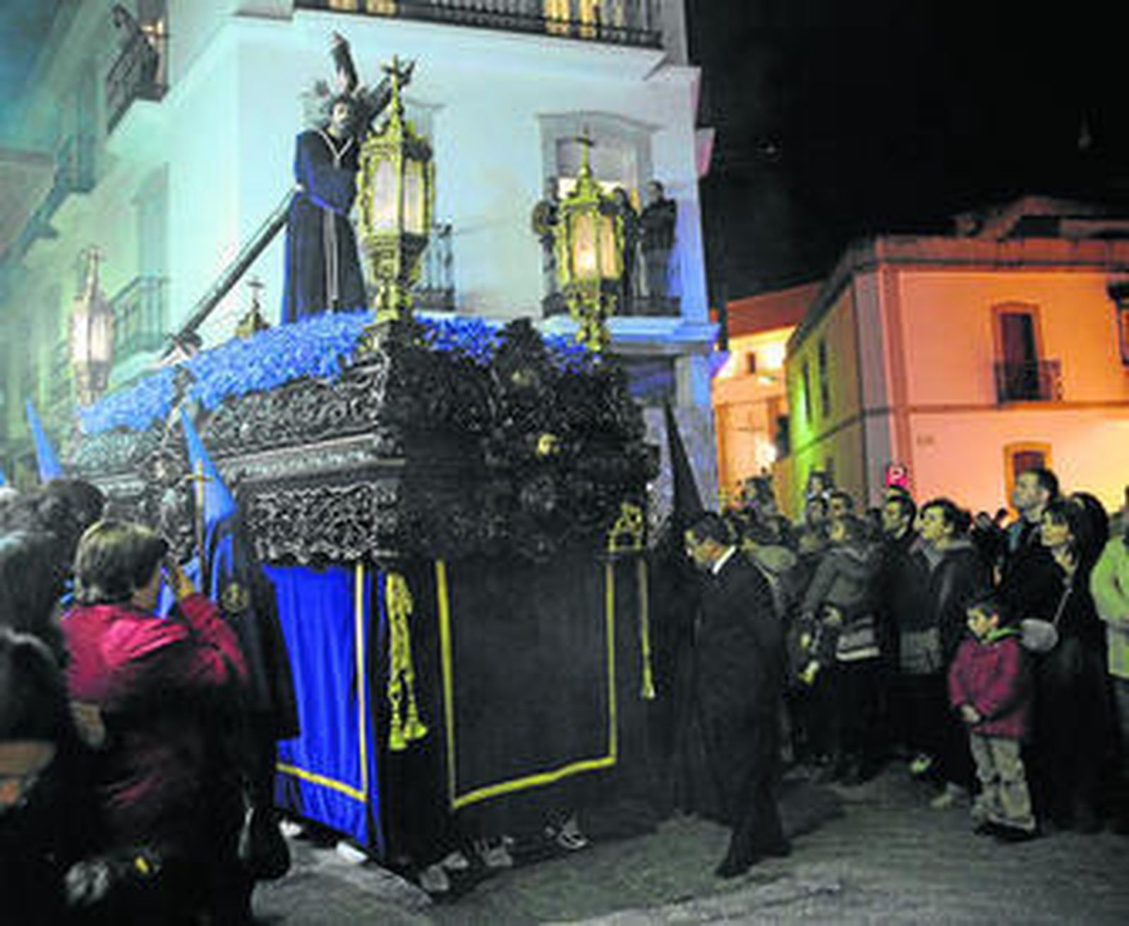 Nuestro Padre Jesús Nazareno de Pozoblanco entra anoche en la céntrica calle Jesús.