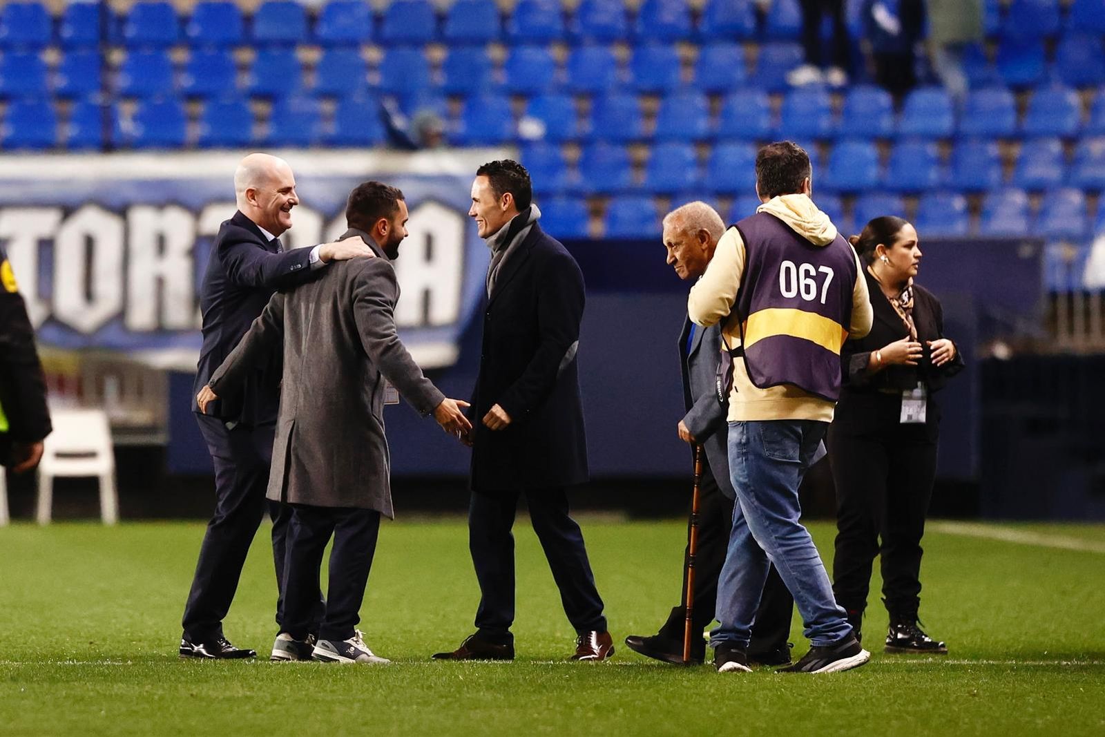 El homenaje de la plantilla del Málaga CF a Víctor Berbel, director de comunicación