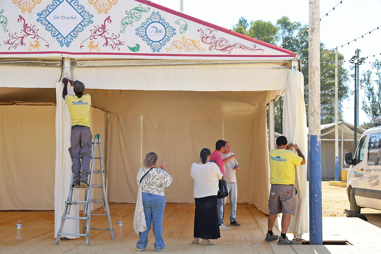 Pistoletazo de salida para la Feria de Otoño y del caballo de Huelva con el montaje de las casetas