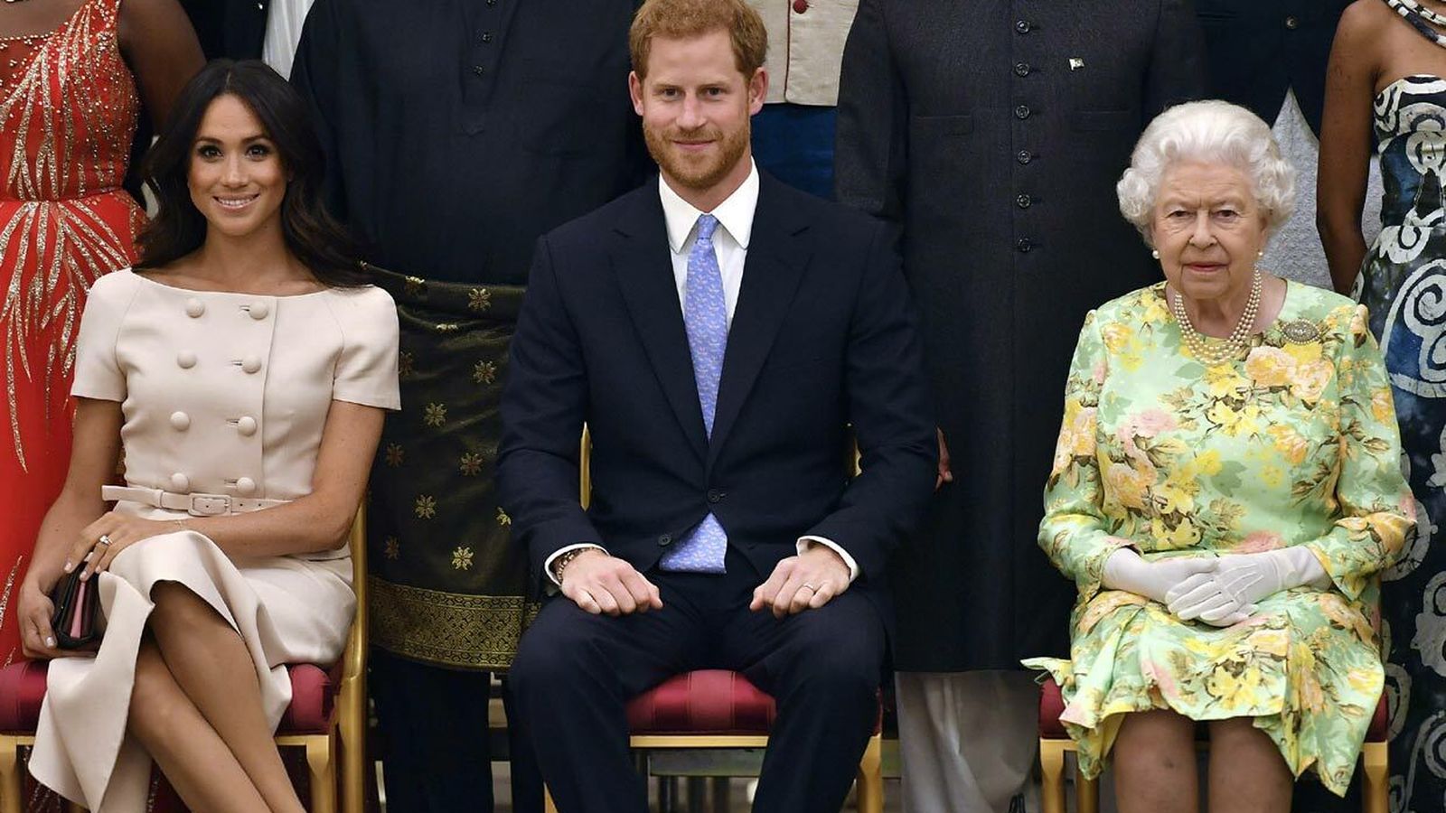 Los Sussex con la reina Isabel II, en un acto oficial antes de su renuncia.