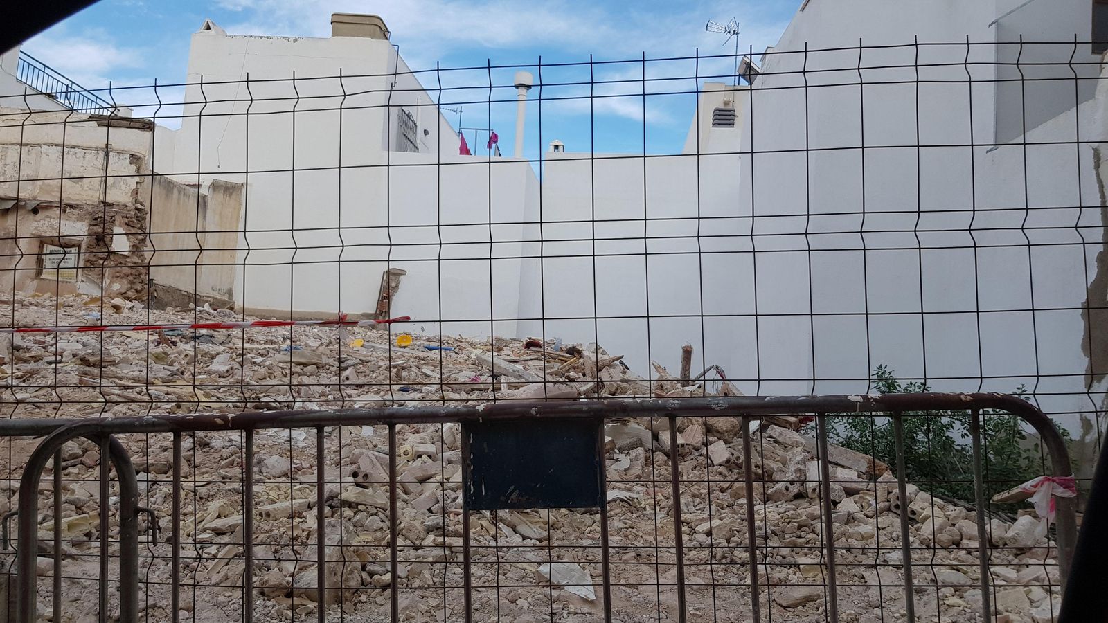 Escombros en la calle José Gómez de Vera.