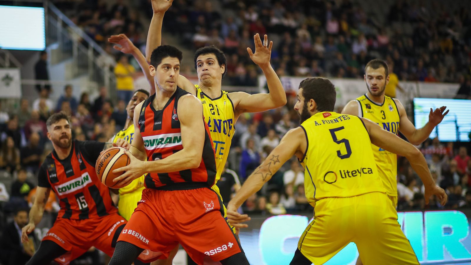 Almazán lleva tres partidos sin jugar por una lesión.