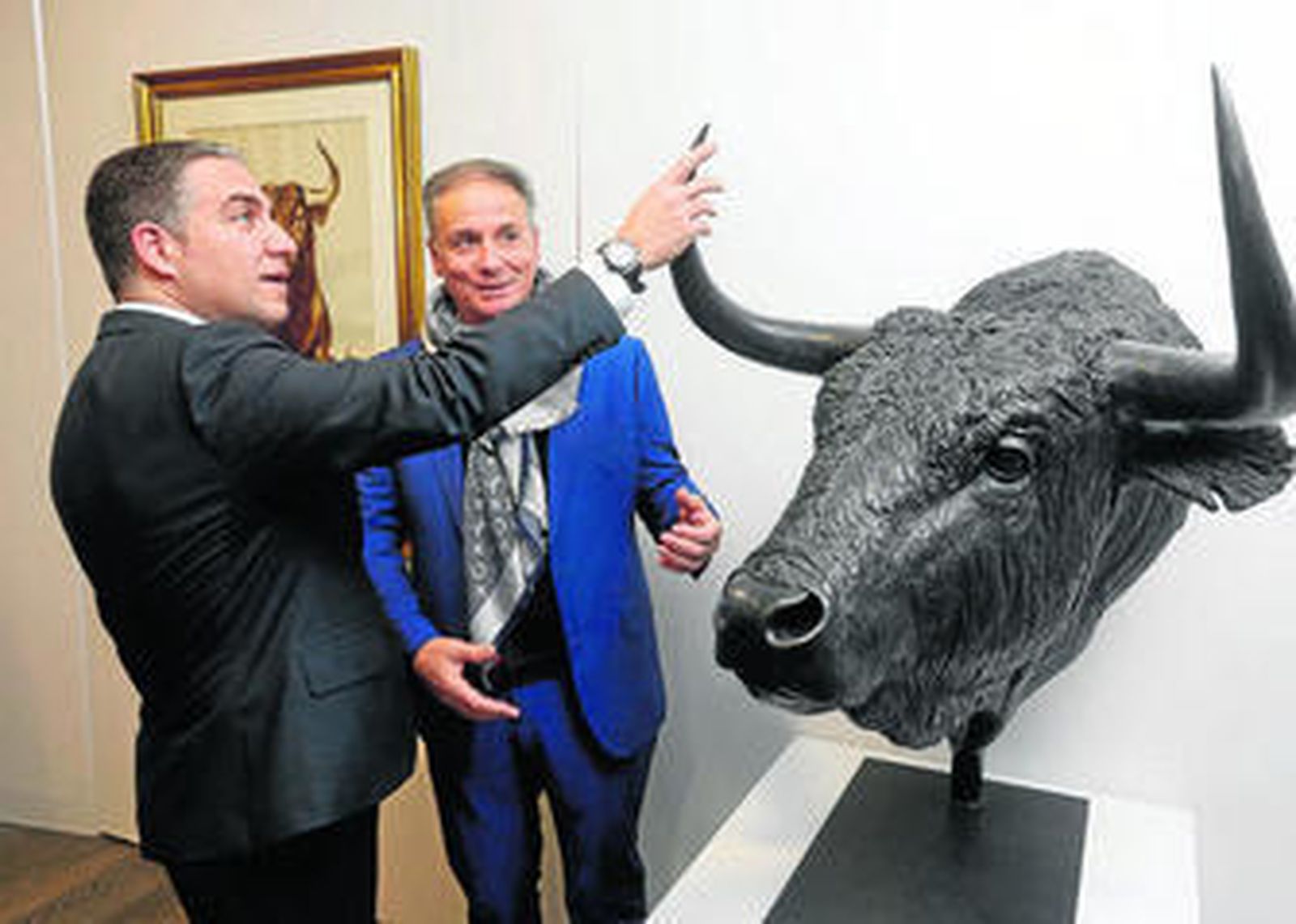 El presidente de la Diputación y el coleccionista Juan Barco en el Centro de Arte de la Tauromaquia.