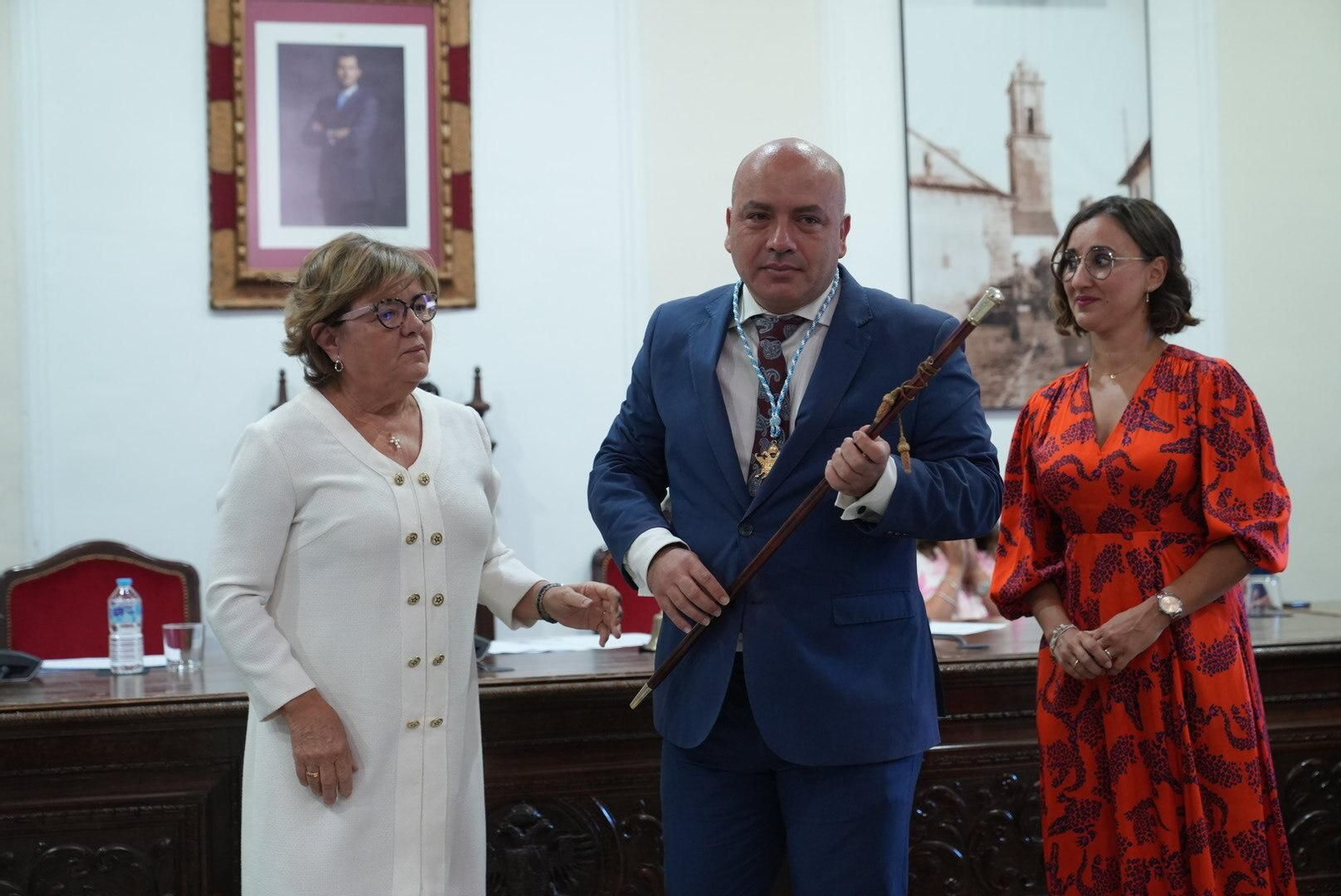 Gabriel Duque sostiene el bastón de mando de Villanueva de Córdoba.