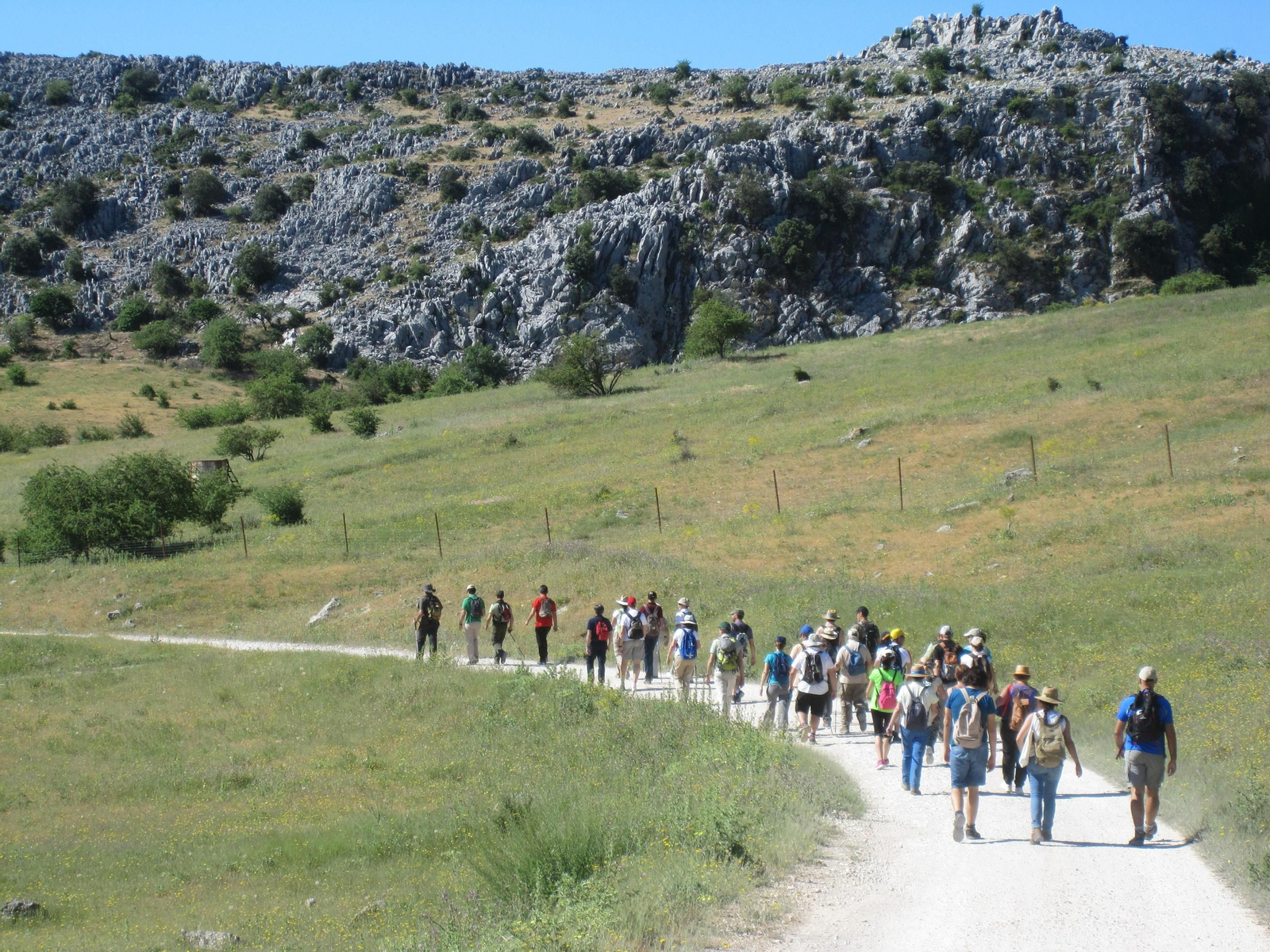 Un grupo de turistas durante una ruta de senderismo en la Subbética.