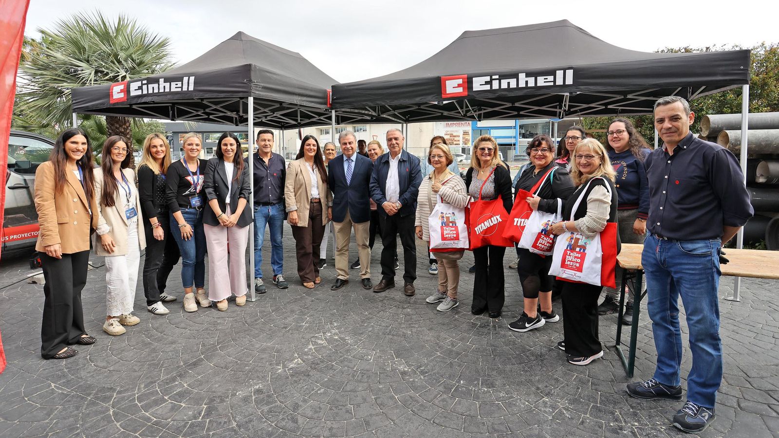 Antonio Real, con organizadores y participantes en el taller de bricolaje para mujeres de Ferretería Xerez.