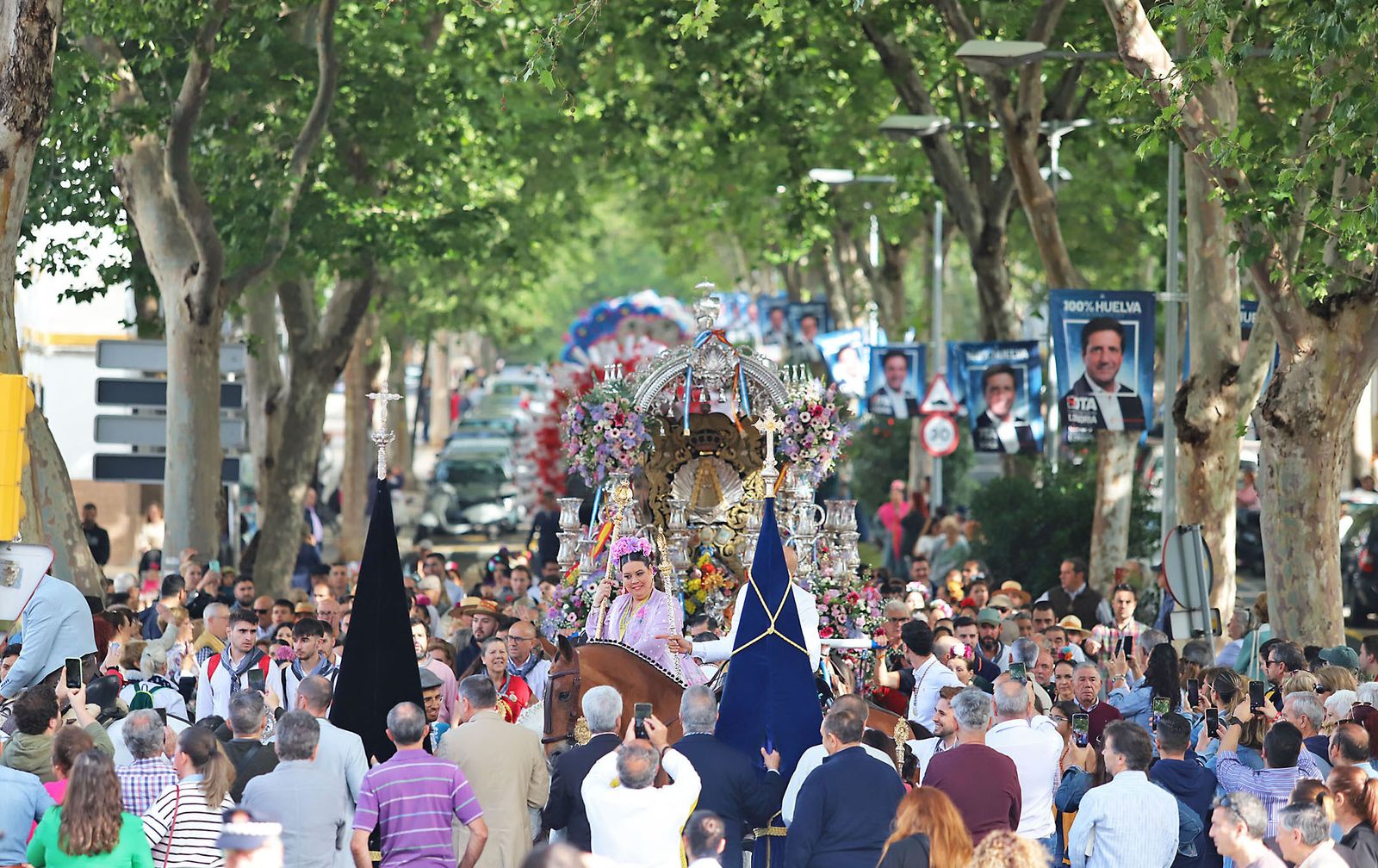 El Rocío 2023: Imágenes de la Hermandad de Emigrantes en su salida de Huelva