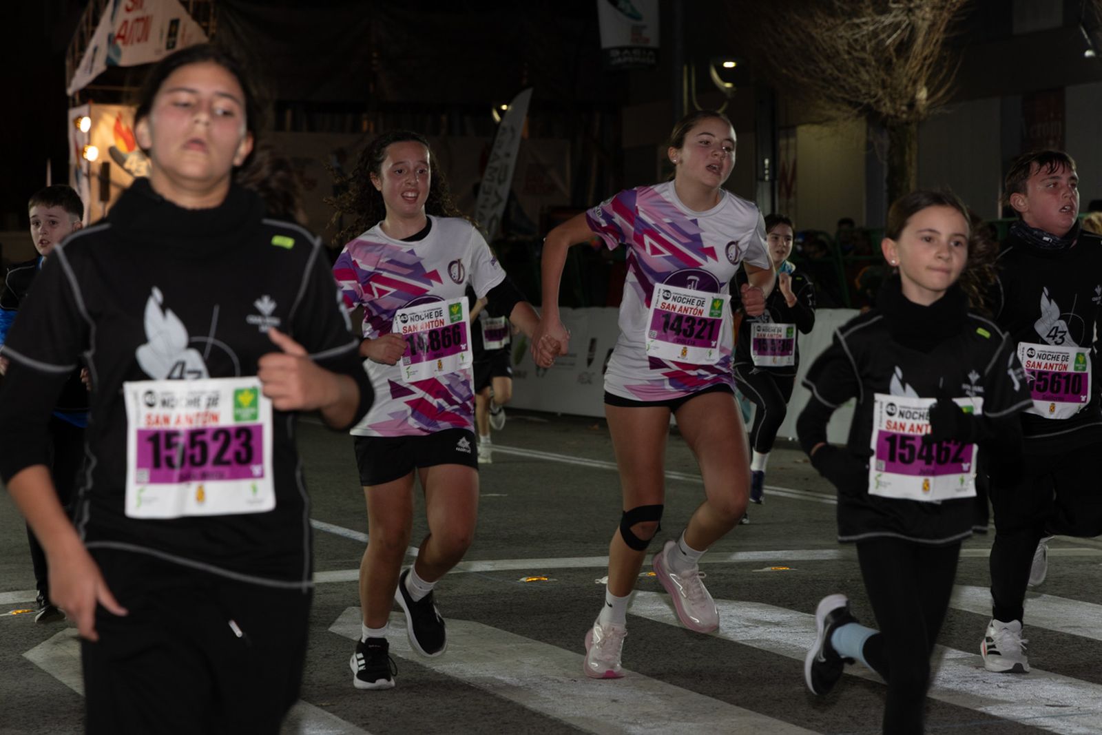 En imágenes: 2.000 atletas brillan con luz propia en la infantil de la Carrera de San Antón 2026