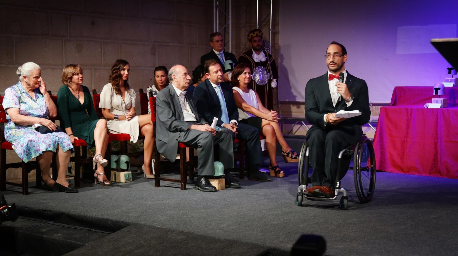 Los galardonados en el acto de ayer escuchan a Pablo Zarzuela durante su discurso de agradecimiento, en el que no pudo contener el llanto.