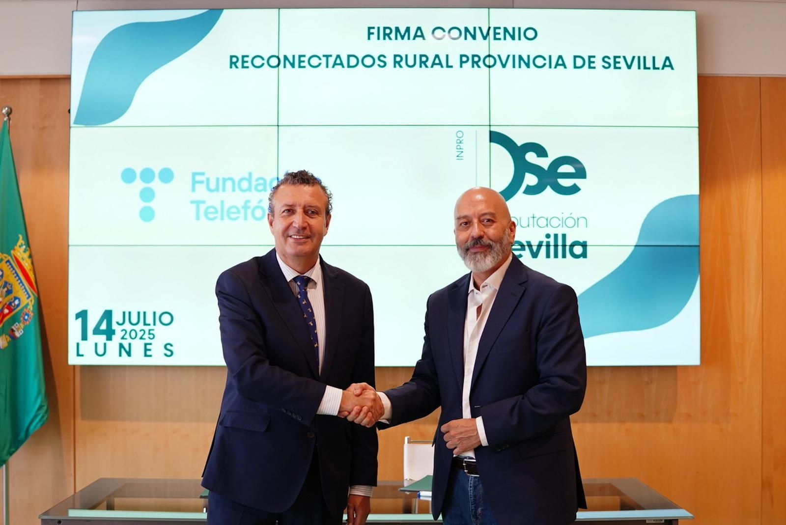 Firma del convenio entre Fundación Telefónica y la Diputación de Sevilla para el programa Reconectados rural