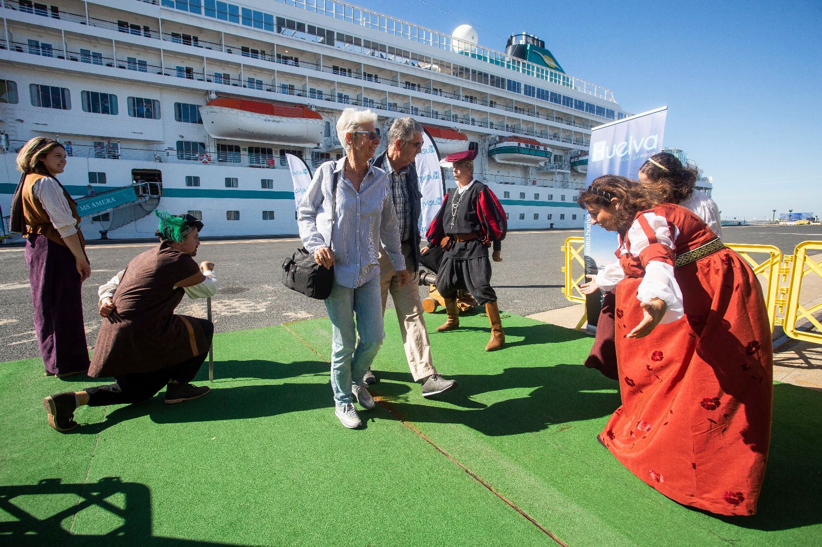Los turistas en el momento de desembarcar en el Muelle Sur.