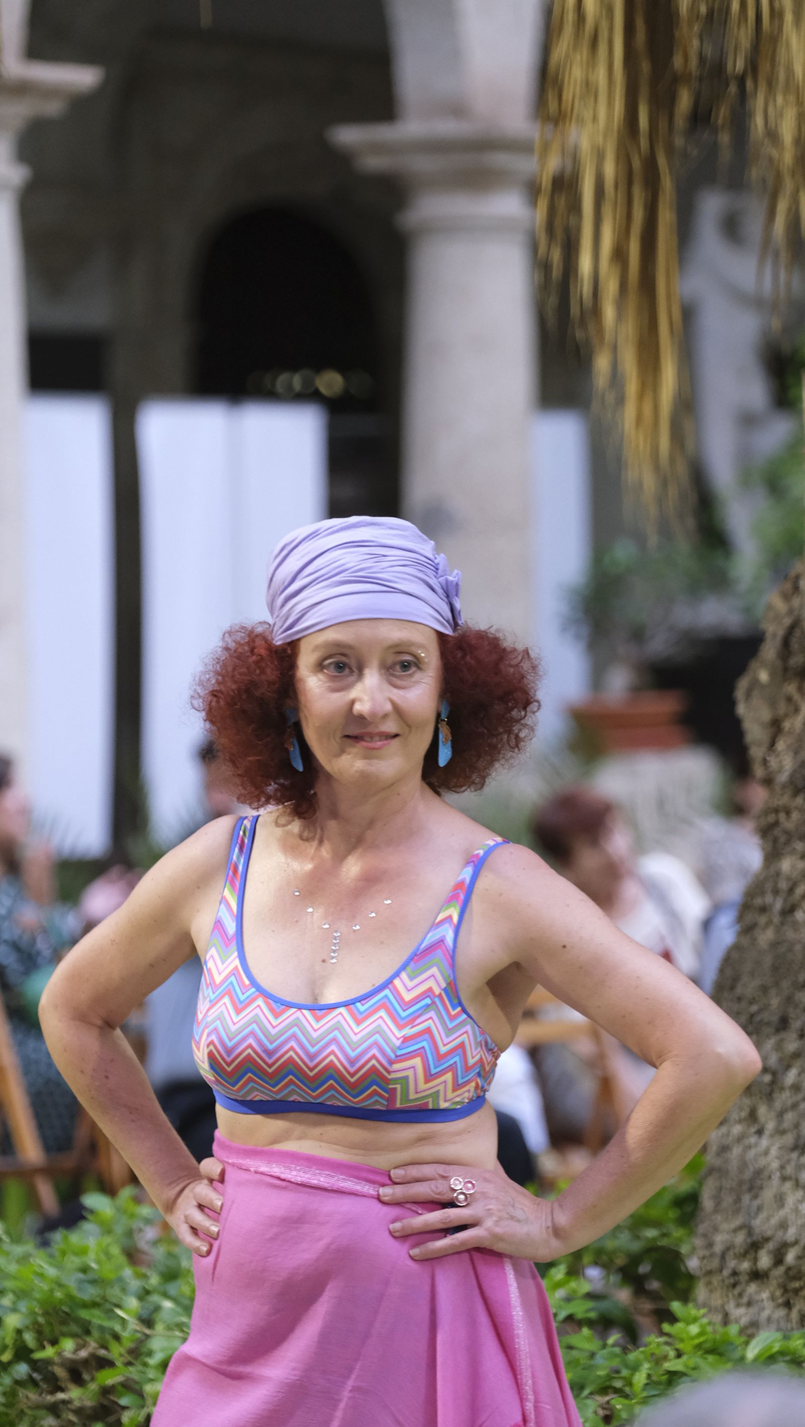 Imágenes del desfile benéfico contra el cáncer, en la Escuela de Artes de Almería