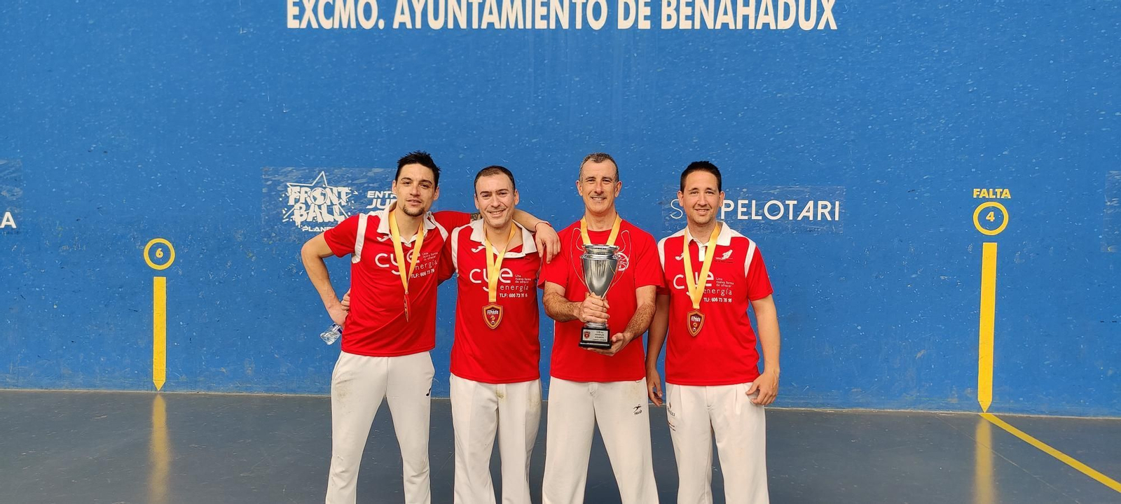 Los jugadores del Club Pelota Almería posan con el título de campeón de España.