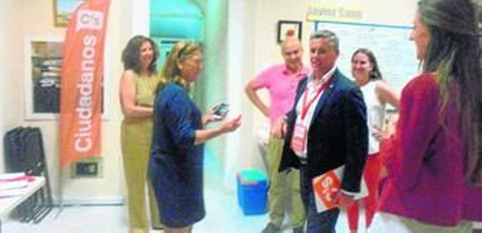 Javier Cano, anoche, al llegar a la sede de Ciudadanos en San Fernando, para reunirse con su equipo.