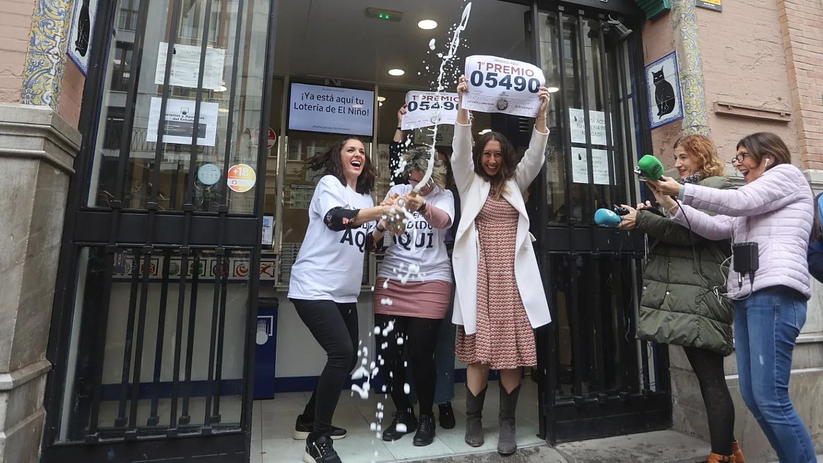 Champán para celebrar el primer premio de El Niño en Sevilla capital en 2023.