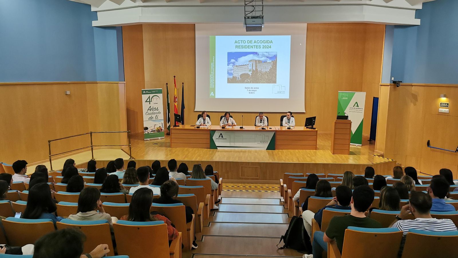Un momento del acto de bienvenida a los nuevos profesionales para formación postgrado en el salón de actos del Hospital de Valme.