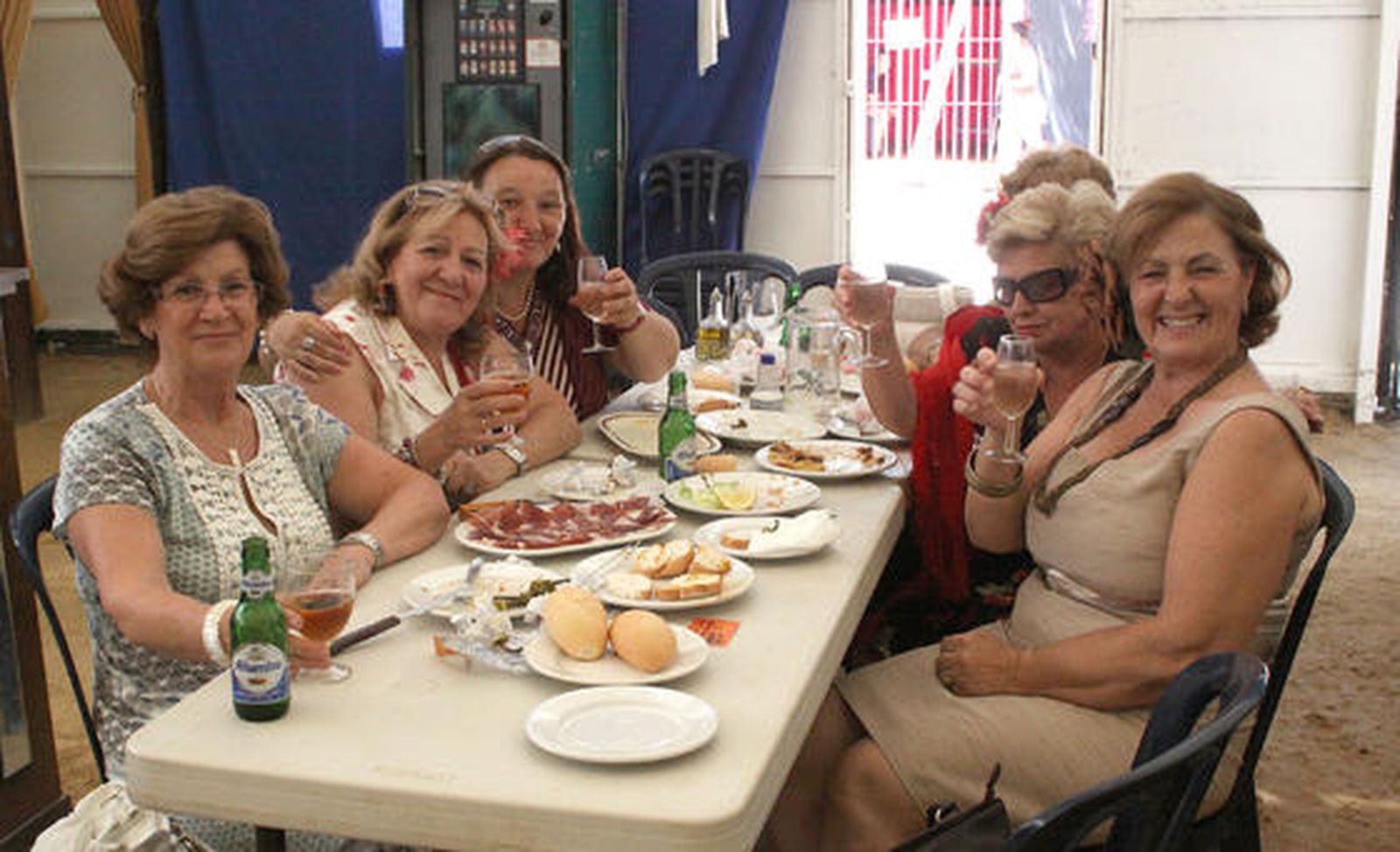 Los algecireños viven intensamente la jornada del sábado en la Feria. 

Foto: Vanessa Perez
