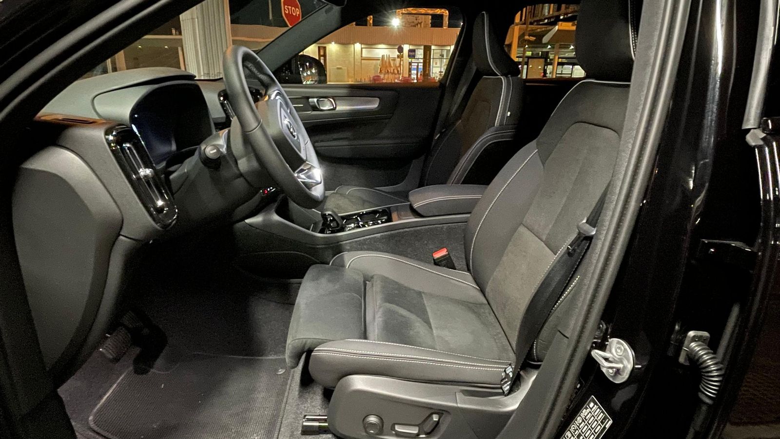 Los asientos delanteros de los XC40 Black Edition son óptimos para viajar, con la posibilidad de prolongar su banqueta o las múltiples regulaciones eléctricas. La tapicería en este acabado es, com el resto del coche, negra. Los asientos delanteros de los XC40 Black Edition son óptimos para viajar, con la posibilidad de prolongar su banqueta o las múltiples regulaciones eléctricas. La tapicería en este acabado es, com el resto del coche, negra.