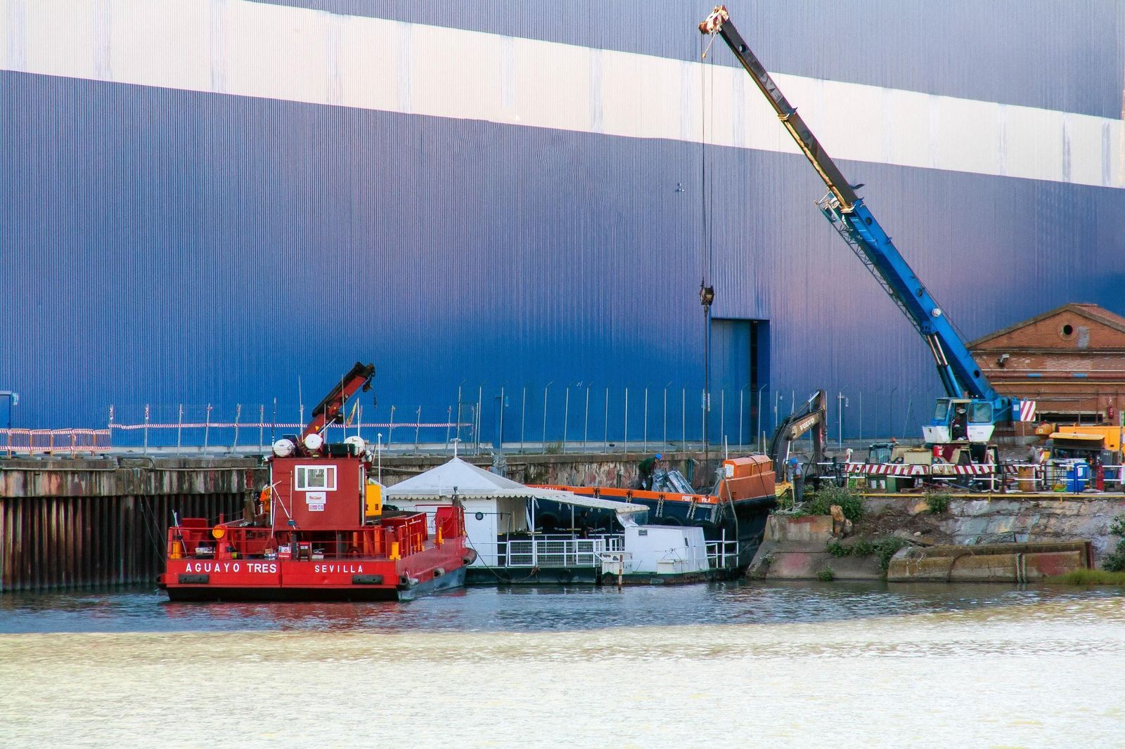 La plataforma flotante de Pedalquivir ya está en Astilleros del Guadalquivir (junto a GRI de Gonvarri) lista para su desguace. Ha sido remolcada hasta Astilleros con el barco que aparece a su lado.