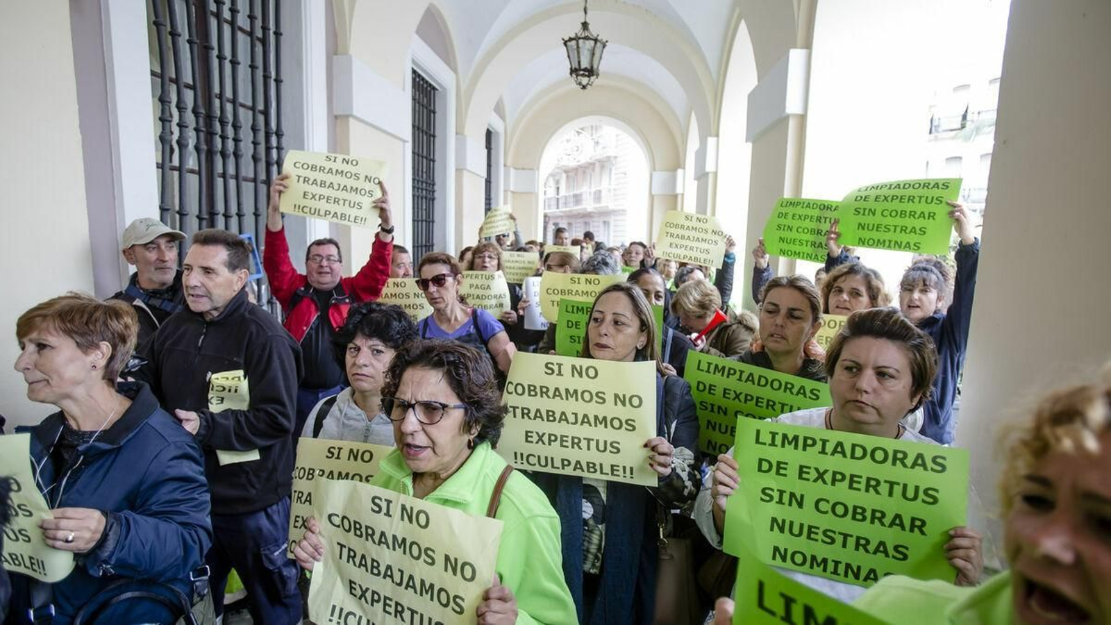 Imagen de archivo de las limpiadoras protestando en el Ayuntamiento de Cádiz.