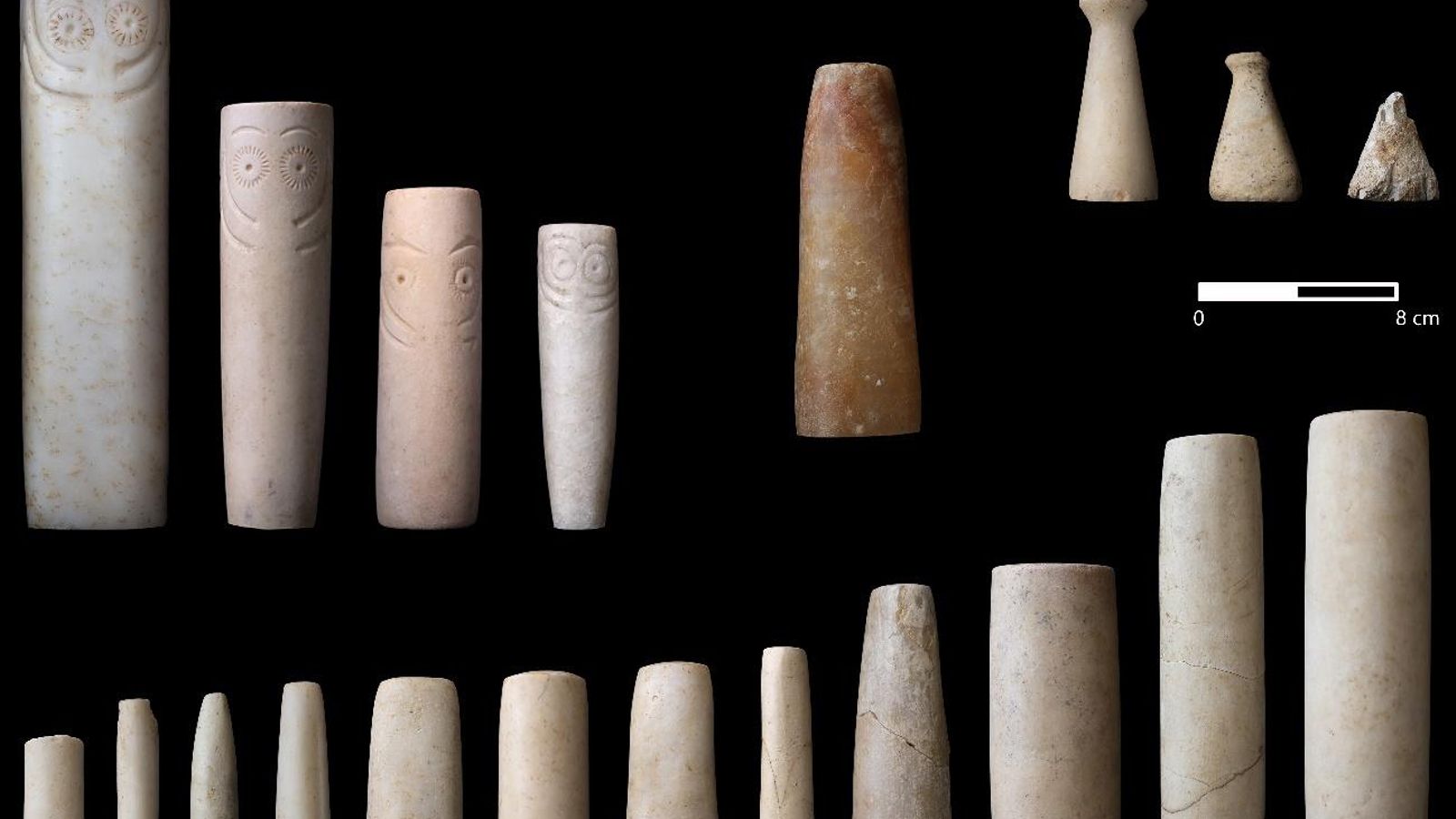 Conjunto de ídolos de la estructura 3.370: Cilindros oculados; Cilindros y betilo; Tolvas.