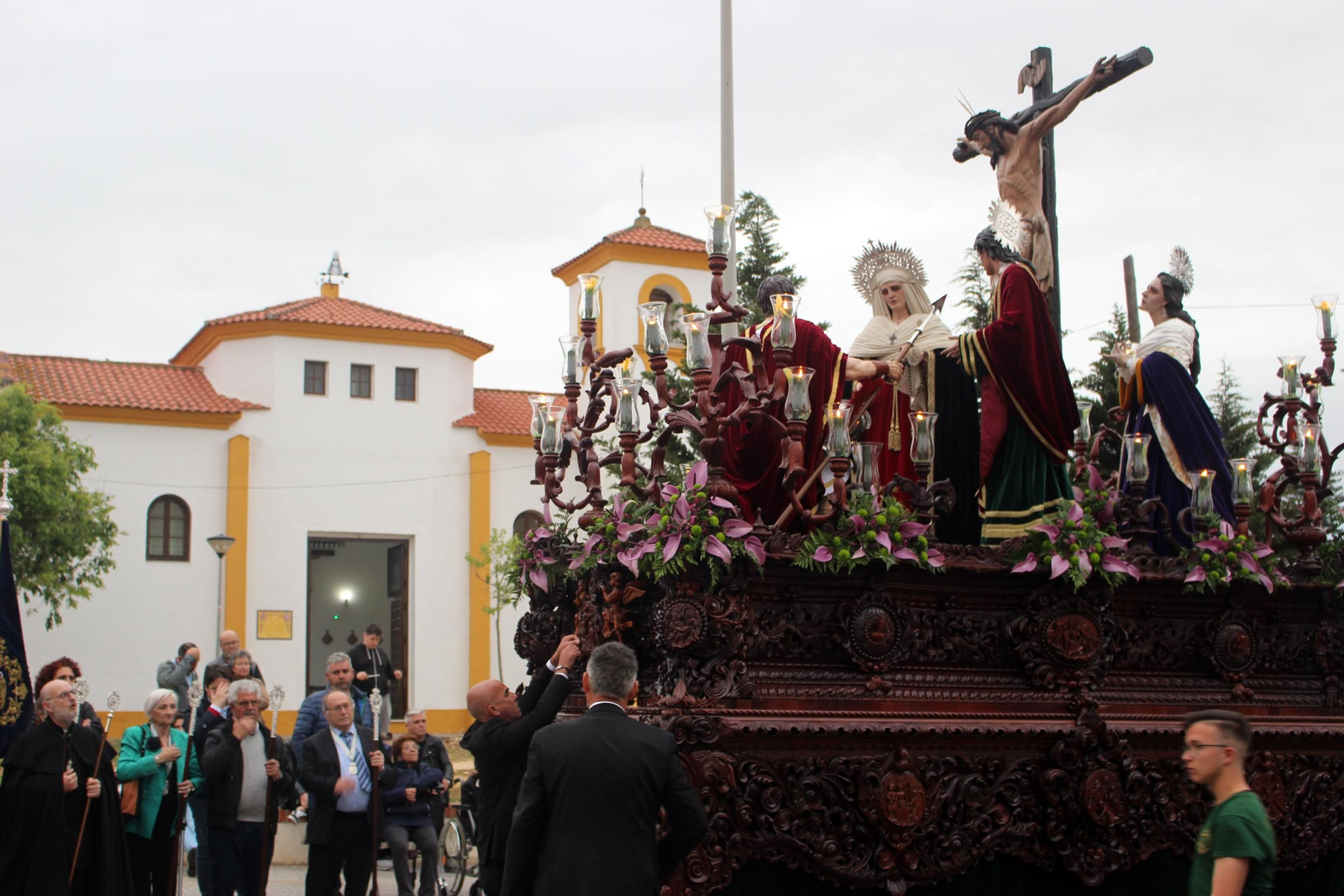 2019. Vera-Cruz pasa ante la capilla de la Hermandad del Rocío