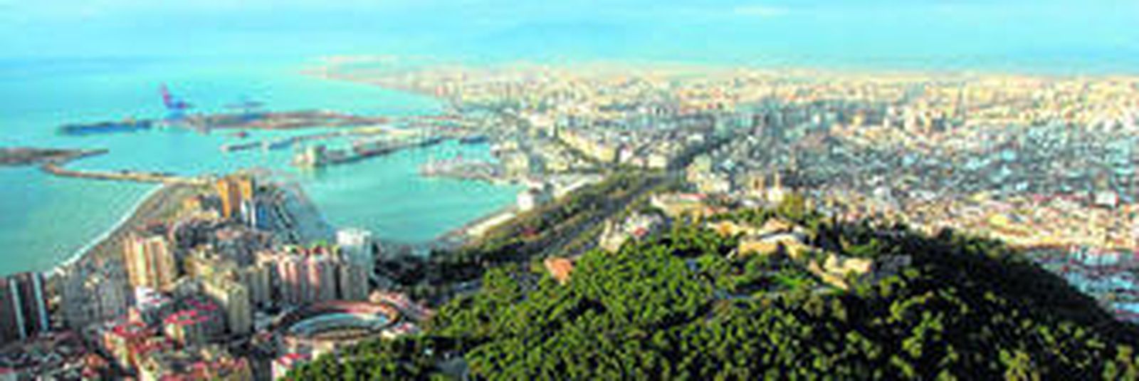 Vista del puerto desde el Monte Gibralfaro cuando aún estaba en pie el silo en el muelle 2.