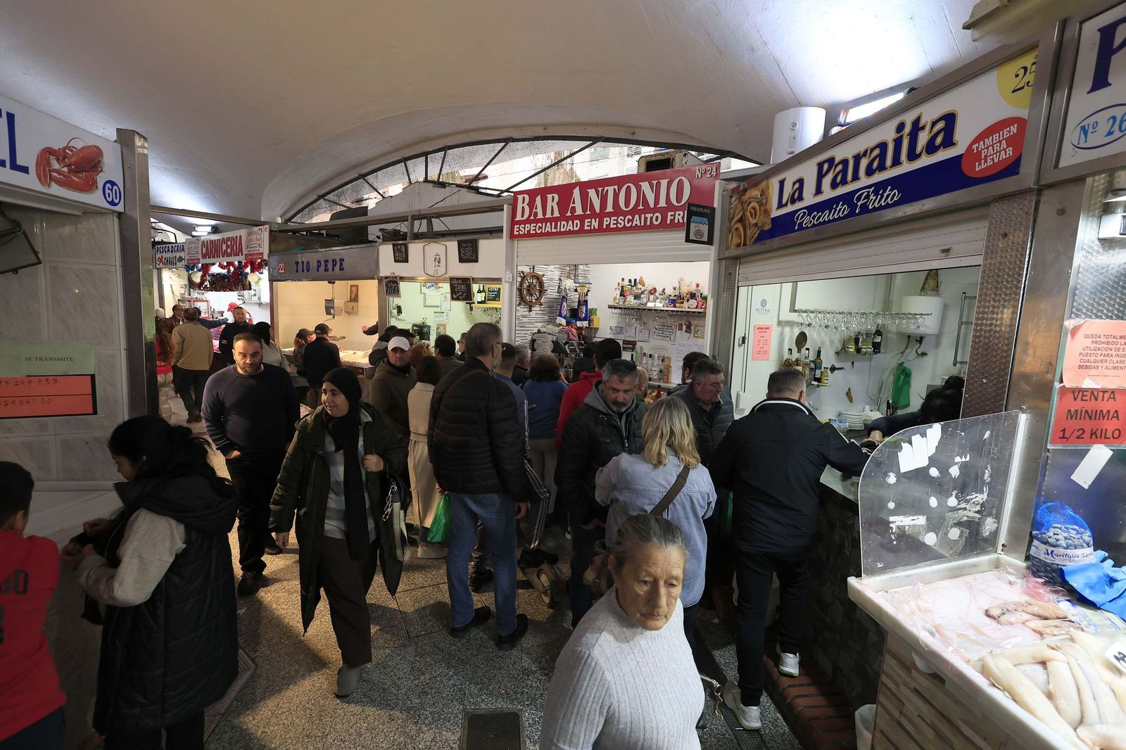 Las últimas compras para Nochevieja en Algeciras, en imágenes