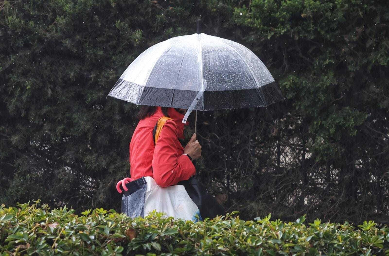 Una mujer con paraguas esta semana en Málaga.