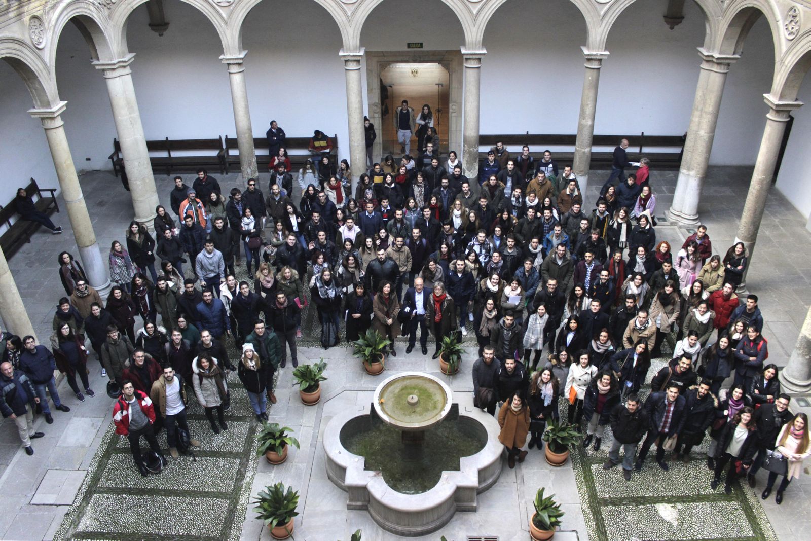 Imagen de grupo de los investigadores con la rectora de la UGR, Pilar Aranda.