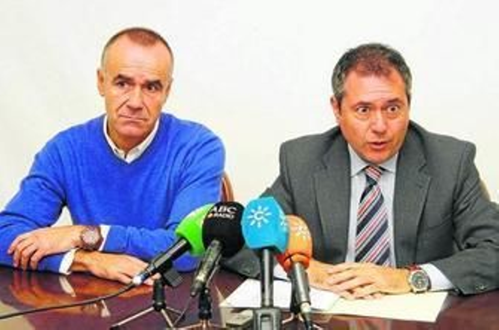 Antonio Muñoz y Juan Espadas, durante la rueda de prensa.