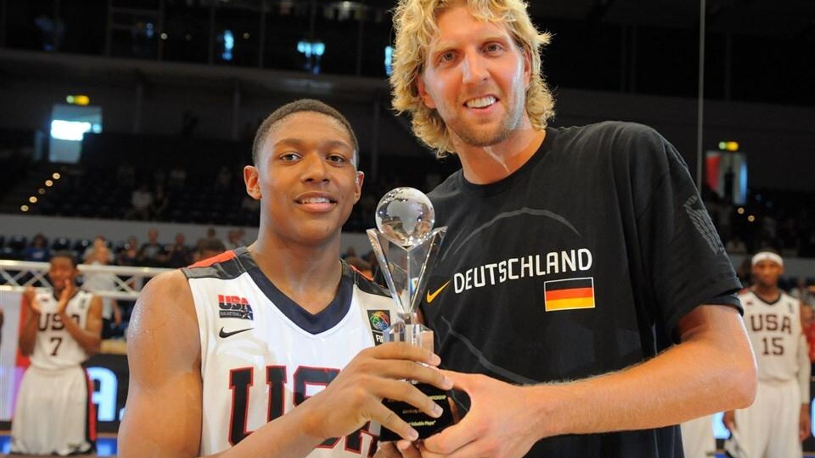 Bradley Beal recibe el primer MVP de Nowitzki.