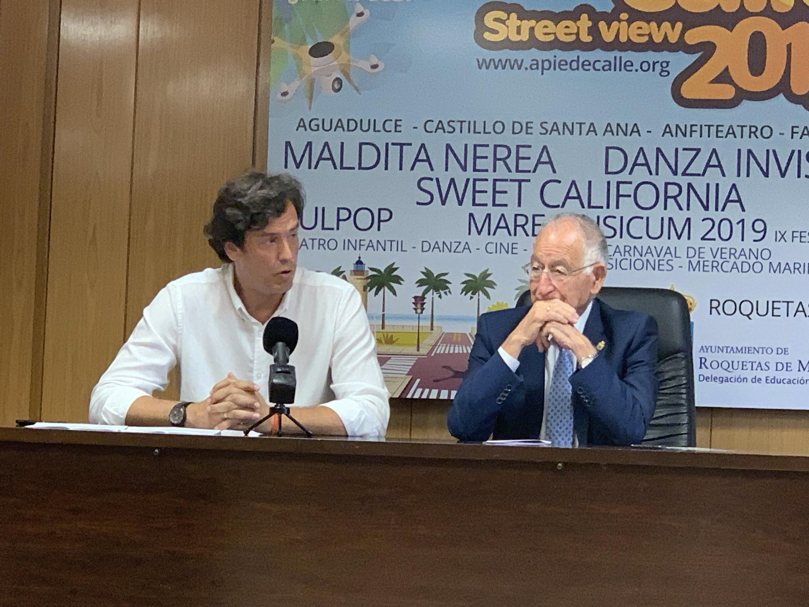 Gabriel Amat junto al nuevo concejal Juan José Salvador, concejal de Cultura de Roquetas.