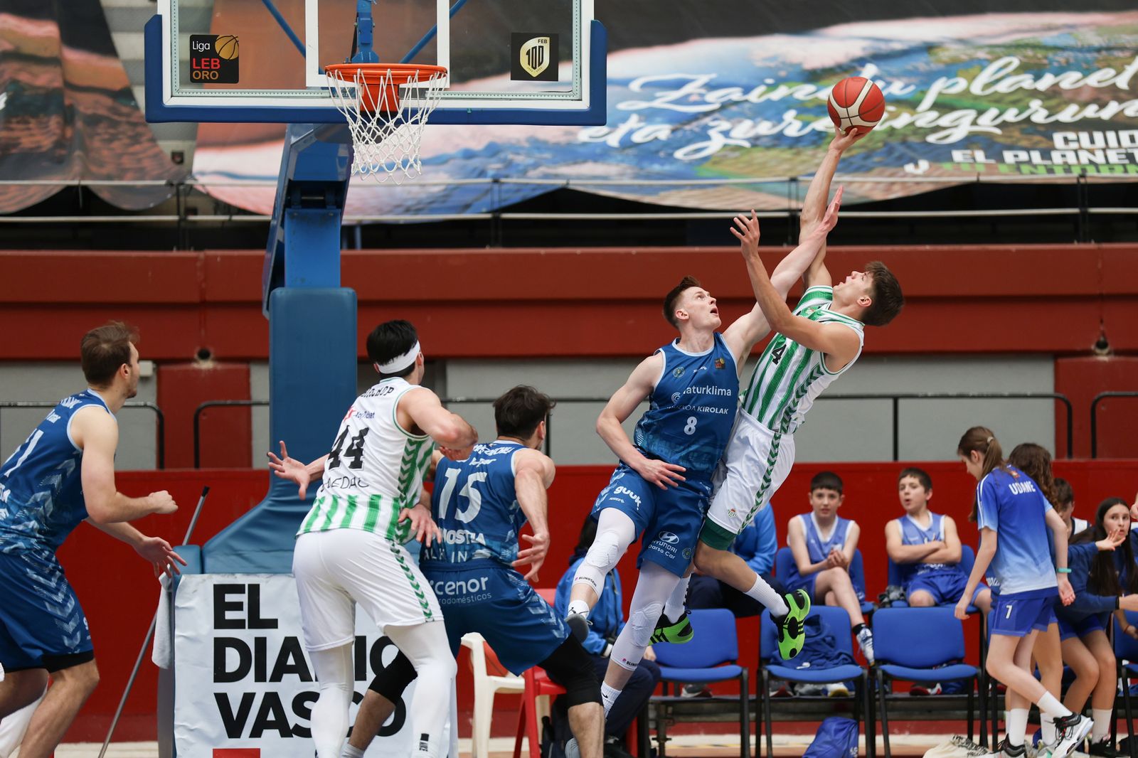 Joaquín Rodríguez lanza ante la defensa de Sturup.