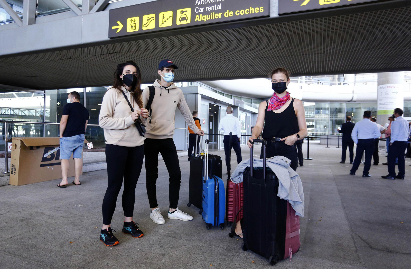Las fotos de los primeros turistas internacionales en el aeropuerto de Málaga