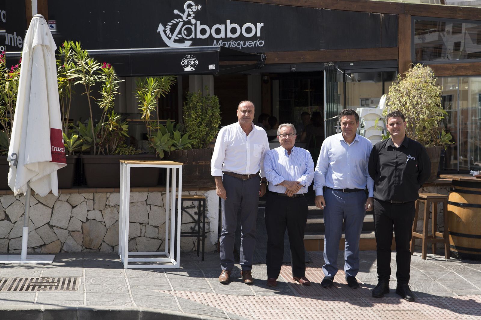Junto a Francisco Argüelles, Juan  A. Lara (Bodegas Lara) y  José Alcaide (jefe de sala del  restaurante Ababor).