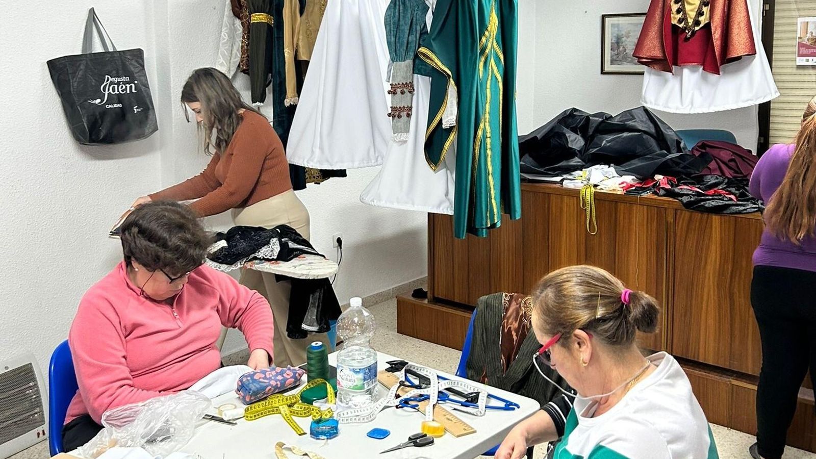 Las mujeres de Cazalilla confeccionan sus trajes.