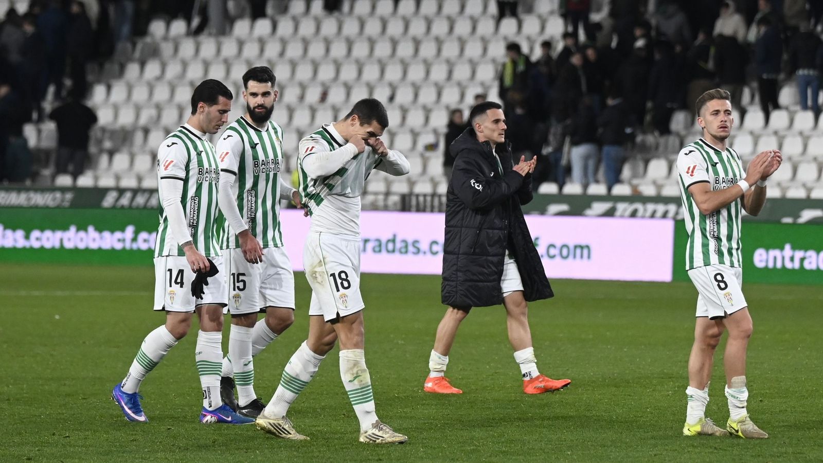 Los jugadores del Córdoba CF saludan a sus aficionados tras la derrota ante el Málaga.