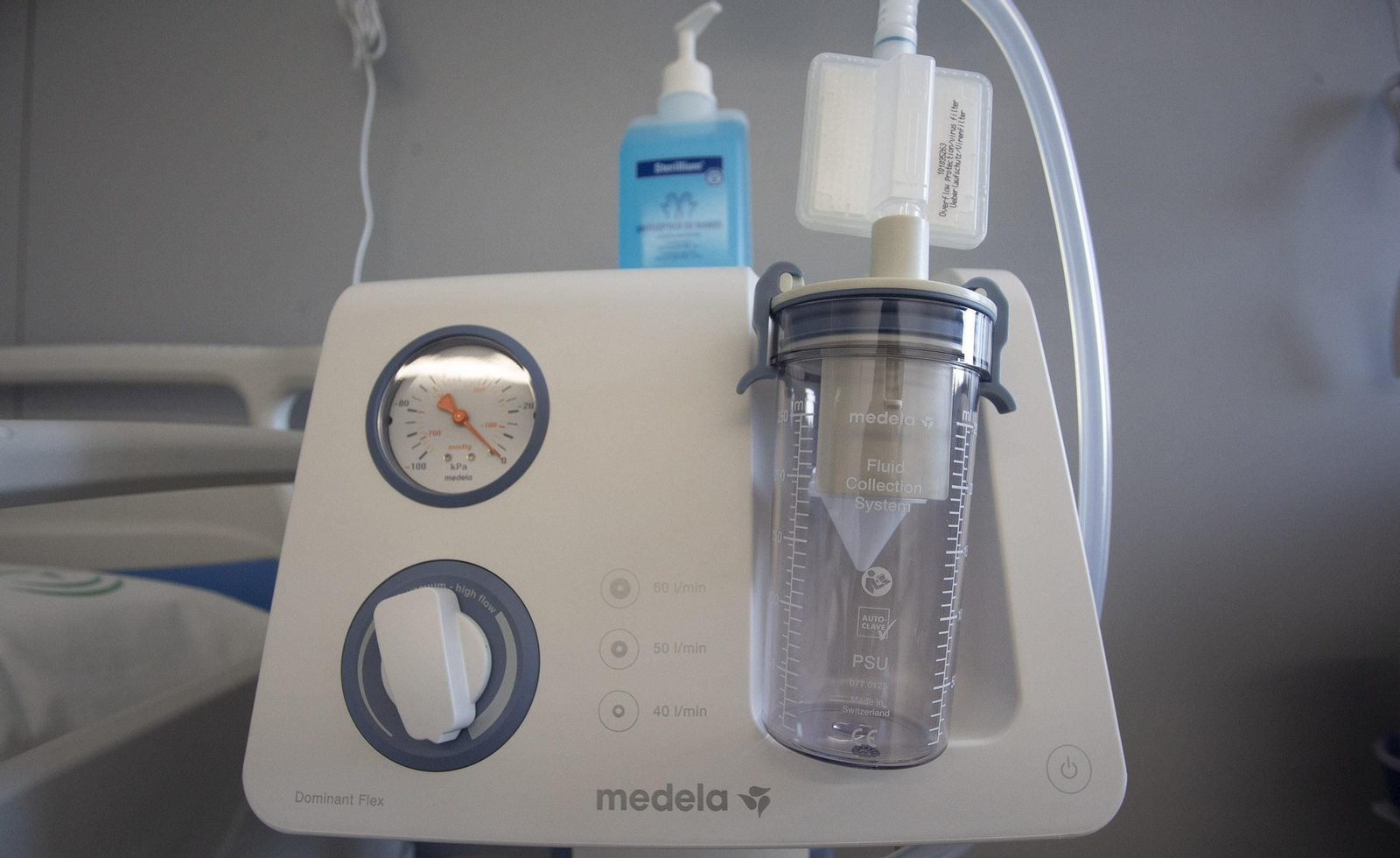 Las imágenes de la visita al interior del Hospital Militar de Sevilla