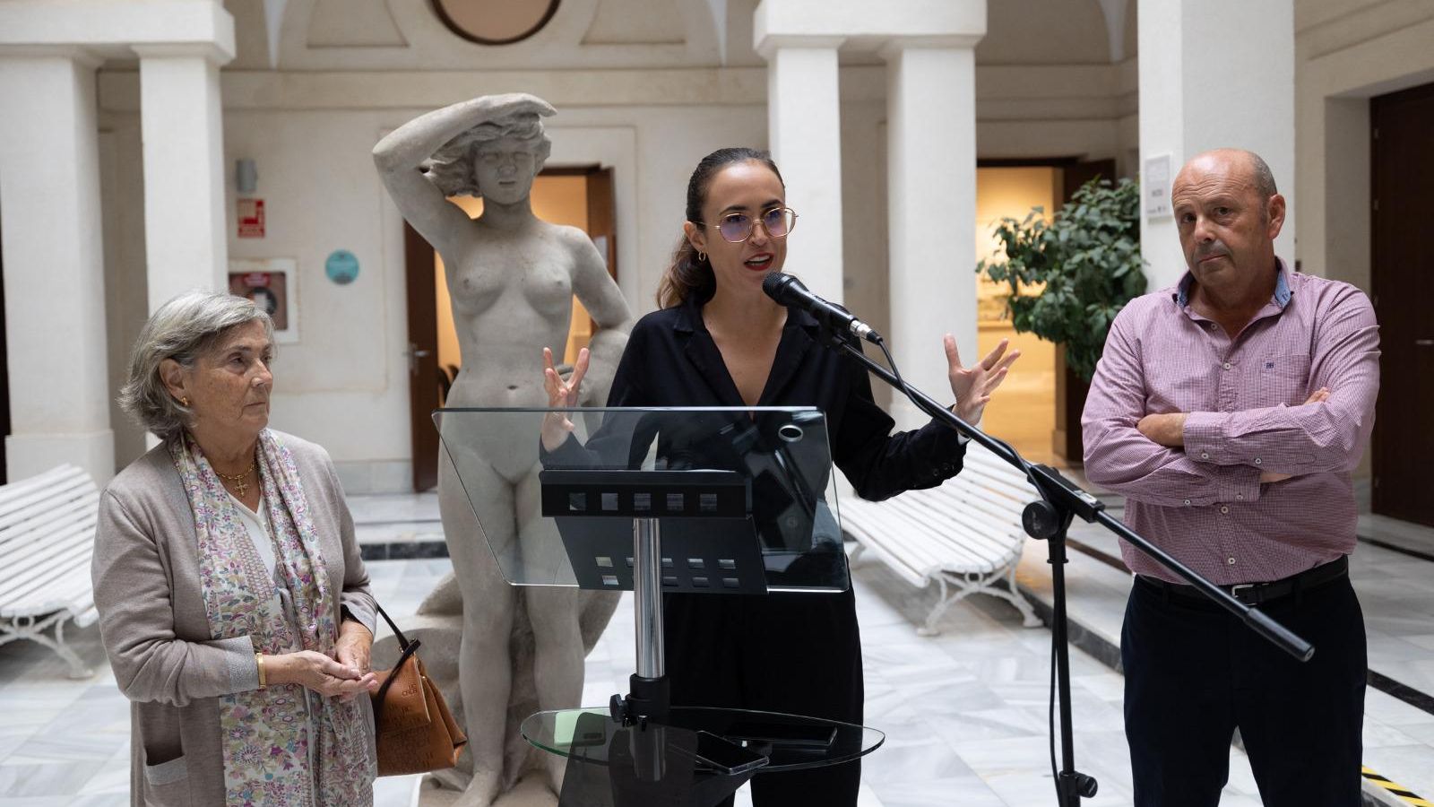 La concejala de Cultura, Lola Cazalilla, flanqueada por Amparo Vassallo y José Antonio Merino.