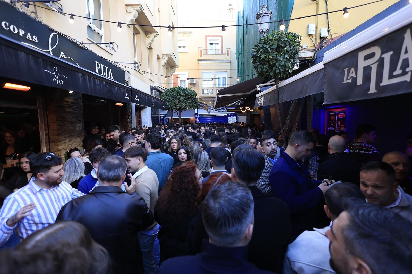 La Línea explota de gente en la tardebuena más animada, en imágenes